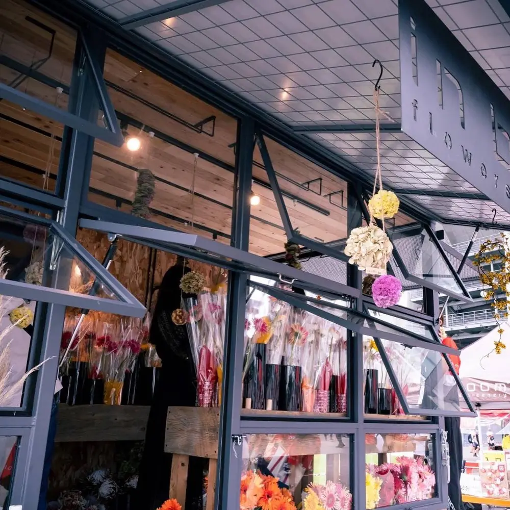鉄フレームとガラス開口の移動花屋(Mobile Florist)