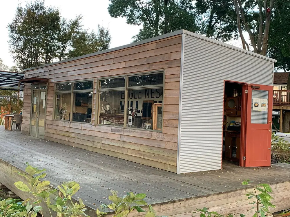 茨城県常総市のヒュッケビレッジ|長尺のショップ兼カフェ棟